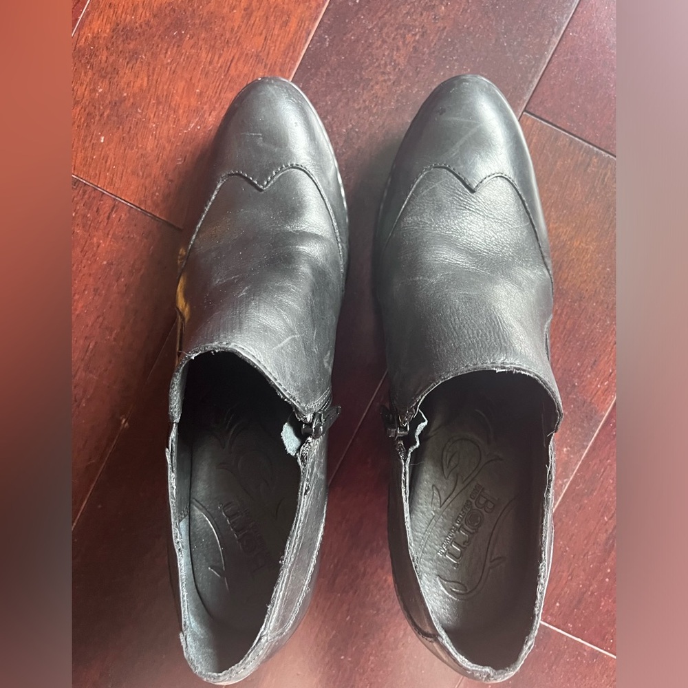 BORN Black boots 9 Wide shooties booties wingtip zip 9 W. Ankle boots. Comfy!